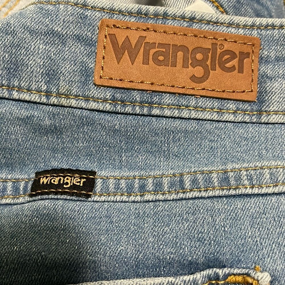NWT- Wrangler- 33/16. Relaxed Fit - Picture 6 of 9